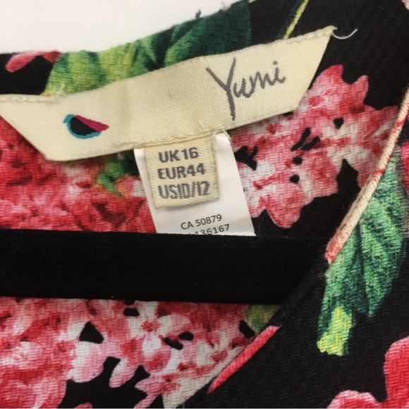 Striking dress. Black with red, ivory and green floral pattern. Size 10/12 - Picture 2 of 5